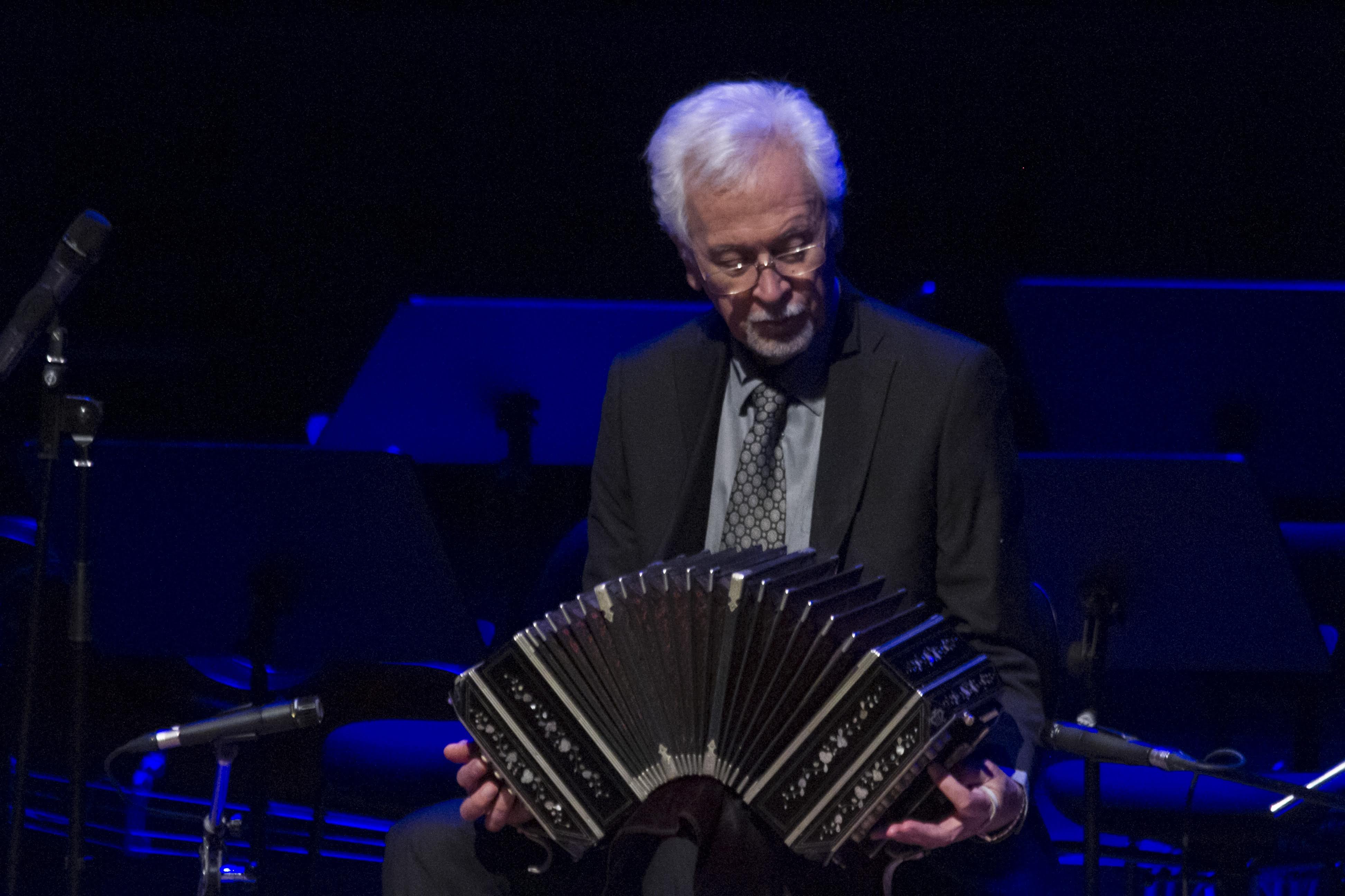 Hector Larrea Celebro Sus 80 Anos Con Una Gran Fiesta En El Cck Radio Nacional